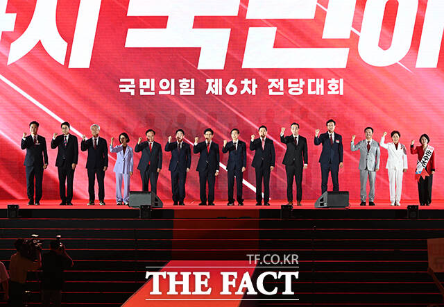 당원들에게 인사하는 안철수·김문수·조경태·장동혁 국민의힘 당 대표 후보와 최고위원 후보, 청년최고위원 후보들.