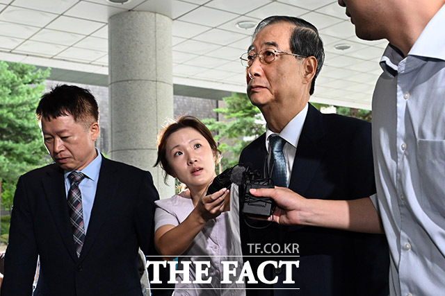 한덕수 전 국무총리가 22일 오전 서울 서초구 서울고등검찰청 청사에 마련된 내란 특검 사무실에 피의자 신분으로 출석하고 있다. /남용희 기자