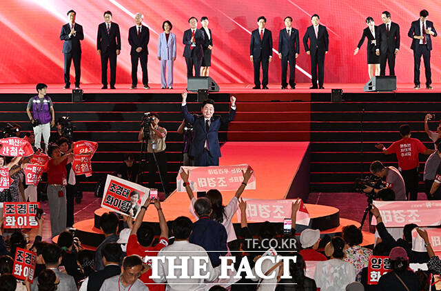 당원들에게 인사하는 안철수 국민의힘 당대표 후보자.