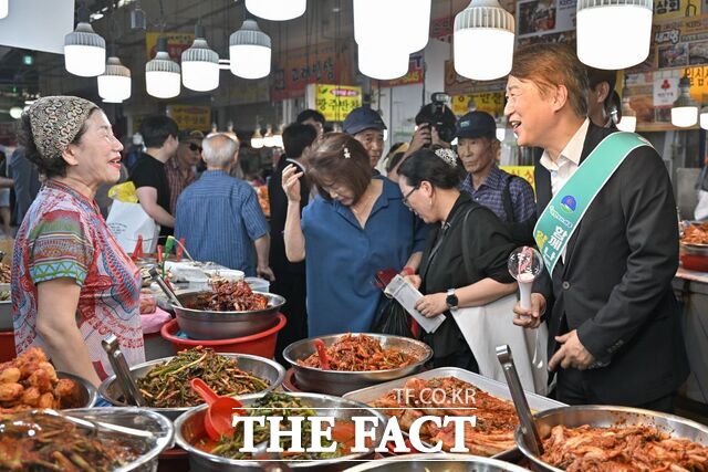 김이강 광주 서구청장이 양동전통시장 상인과 인사를 나누고 있다. /광주 서구