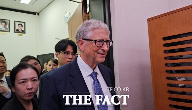 빌 게이츠 게이츠 재단 이사장이 지난 21일 국회 외교통일위원회 회의실에 입장하고 있다. /서다빈 기자