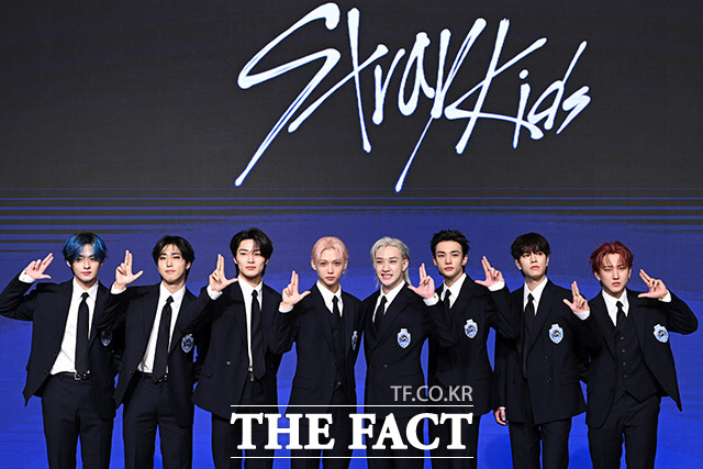 그룹 스트레이 키즈가 22일 오전 서울 여의도 콘래드 서울 호텔에서 열린 정규 4집 KARMA(카르마) 기자간담회에 참석해 포즈를 취하고 있다. /남용희 기자