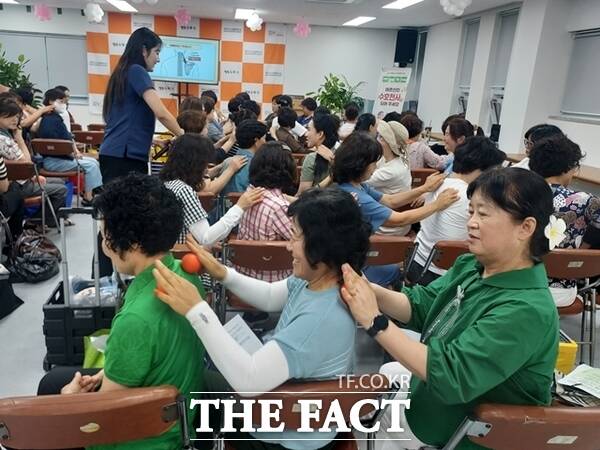 대덕구노인종합복지관이 21일 대덕구정신건강복지센터와 연계해 노인맞춤돌봄서비스를 수행하는 생활지원사를 대상으로 수호천사 역량강화 교육을 펼쳤다. /대덕구노인종합복지관