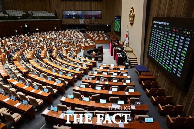 국민의힘 일각에서 필리버스터에 대한 회의적인 목소리가 나온다. 사진은 22일 서울 여의도 국회에서 열린 본회의에서 한국교육방송공사법 개정안이 재석 의원 180명 가운데 찬성 179명, 반대 1명으로 가결되는 모습. /남윤호 기자