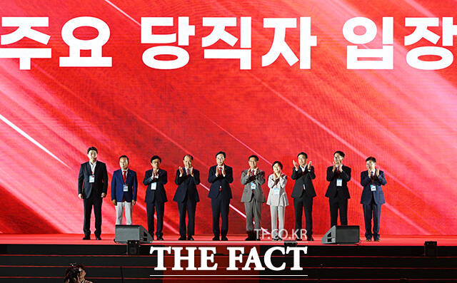 당원들에게 인사하는 송언석 국민의힘 비상대책위원장 겸 원내대표를 비롯한 당직자들.