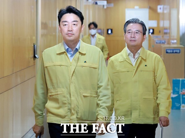 강훈식(왼쪽) 대통령 비서실장과 김용범 정책실장이 21일 용산 대통령실에서 열린 제8차 수석보좌관 회의에 입장하고 있다. /뉴시스