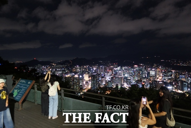 남산서울타워 전망대에서 바라본 서울 야경. 외국인 관광객들이 전망대에서 사진 촬영을 하고 있다. /남산=이상빈 기자