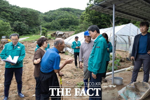 김돈곤 군수가 지난 7월 집중호우 피해지역을 점검하고 있다. /청양군