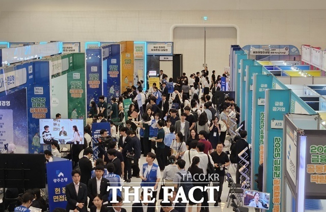 문제는 청년 신규채용이 눈에 띄게 줄었다는 점이다. 사진은 올해 9회째를 맞이한 금융권 공동 채용박람회. /이선영 기자