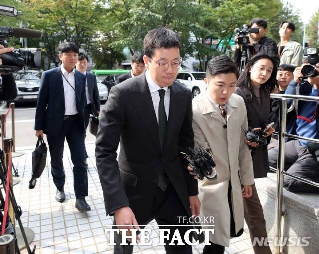 SM엔터테인먼트에 대한 카카오와 하이브의 인수전 당시 자본시장법 위반 혐의를 받는 배재현 카카오 투자총괄대표가 지난 2023년 10월18일 오후 서울 양천구 서울남부지방법원에서 열린 구속 전 피의자 심문(영장실질심사)에 출석하고 있다./ 뉴시스