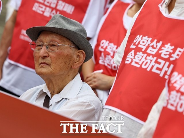 안 씨는 이날 오전 경기 파주 임진강역 앞에서 열린 안학섭선생송환추진단 1차 결의대회에 참석해 전향서를 쓰지 않았다는 이유로 온갖 수모와 고문, 폭력으로 치욕과 고통의 나날을 견뎌야 했다며 일제강점기에 태어나 미국의 수모와 고통을 당하다가, 죽어서까지 이곳에 묻히는 것은 너무 억울하다고 말했다. /뉴시스