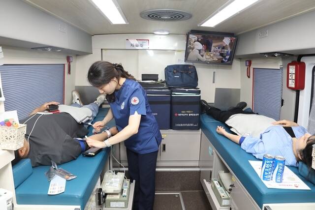 동아오츠카가 대한적십자사와 함께 임직원 헌혈 봉사활동을 진행했다. /동아오츠카