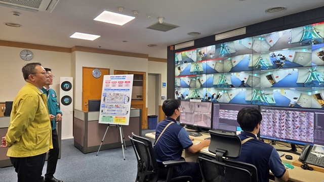 지난 20일 진행된 우리은행 을지연습 민방공 대피훈련을 정진완 은행장이 종합상황실에서 참관하고 있다. /우리은행