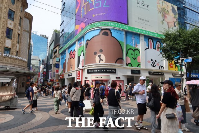 20일 오후 방문한 서울 중구 명동거리 모습. 알록달록한 광고판이 눈길을 끈다. 사자보이즈가 소다팝 거리 공연을 펼친 곳이다. /명동=이상빈 기자