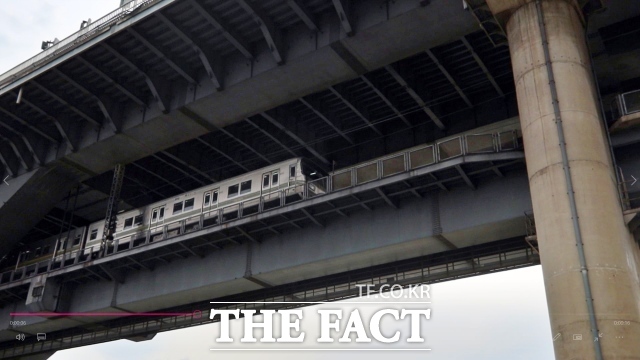 20일 오후 뚝섬한강공원에서 바라본 청담대교 모습. 다리 위로 차가 지나고, 아래로 지하철 7호선 열차가 지난다. 헌트릭스가 악귀들과 싸우는 장면에서 등장한다./뚝섬한강공원=이상빈 기자