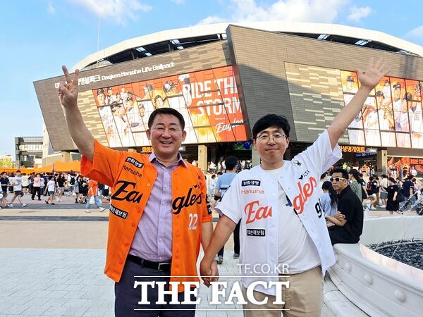 서철모 대전 서구청장과 김원영 서구공무원노동조합 위원장 등 서구 노사 300여 명이 21일 한화이글스 홈경기에서 야구 경기를 관람하며 노사 화합을 추진했다. /대전 서구