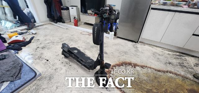 전북의 한 아파트 내부에서 배터리 충전 중이던 전동킥보드에서 화재가 발생했다. /전북도