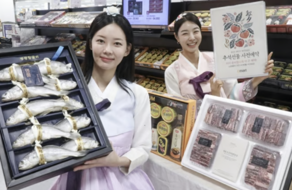 유통업계가 한 달 넘게 남은 추석 대목을 앞두고 선물세트 사전예약에 돌입했다. 사진은 이마트 용산점에서 모델들이 사전예약에 돌입한 이마트 추석 선물세트를 소개하는 모습. /이마트