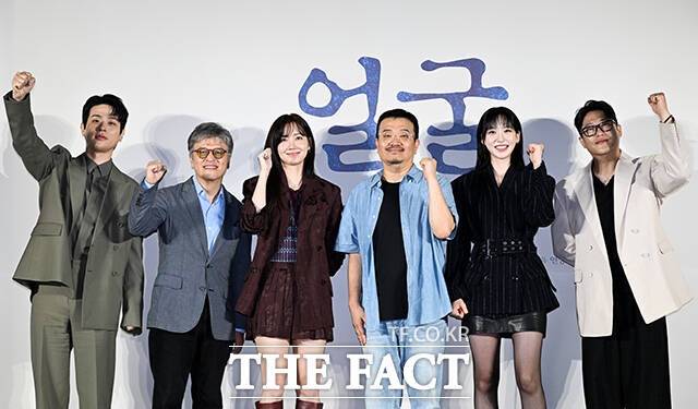 배우 박정민과 권해효, 신현빈, 연상호 감독, 배우 한지현, 임성재(왼쪽부터)가 22일 오전 서울 광진구 롯데시네마 건대입구점에서 열린 영화 얼굴 제작보고회에 참석해 포즈를 취하고 있다. /서예원 기자