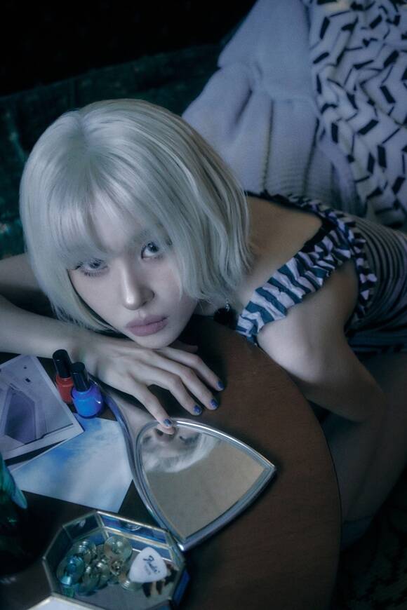 선미는 강렬한 비주얼에 그치는 것이 아니라 청춘의 불완전함과 몽환적인 쓸쓸함을 동시에 표현한다. /어비스컴퍼니