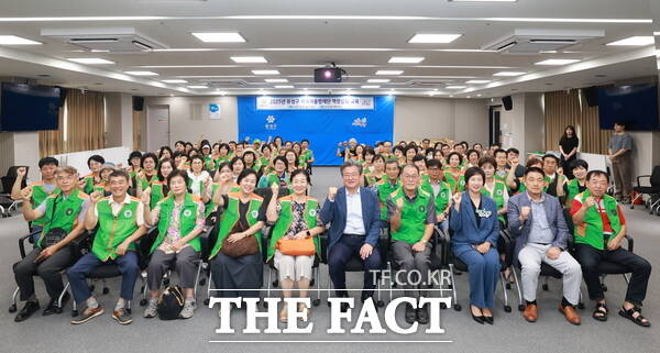 22일 유성구청 대회의실에서 진행된 지역자율방재단 역량강화 교육에서 정용래 유성구청장과 지역자율방재단원이 기념촬영을 하고 있다. /대전 유성구