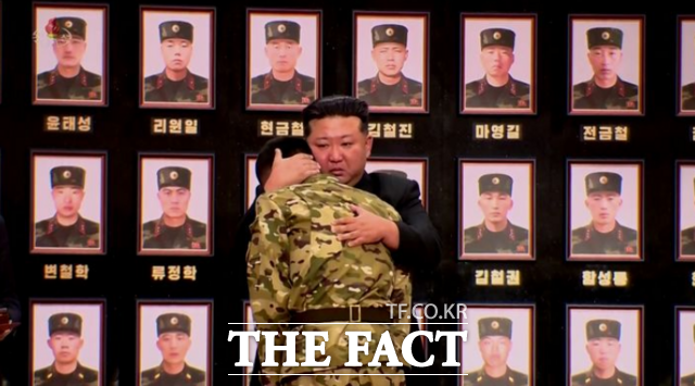 김 위원장은 전사자 101명의 초상을 쓰다듬고 그 옆에 공화국영웅메달을 직접 달아주기도 했다. 김 위원장은 북한군 철수 여부를 밝히지 않으면서도 해외 군사작전의 승리적 종결이라고 했다. /뉴시스.조선중앙TV 갈무리