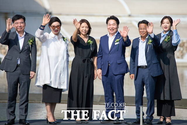 오세현 아산시장이 21일 2025 모나밸리 국제아트페어(MONAF) 개막식에 참석해 기념 촬영을 하고 있다. /아산시