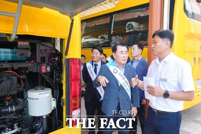 22일 김지철 교육감이 천안인애학교를 찾아 현장에서 차량 외관과 주요 안전장치를 점검하고 있다. /충남교육청