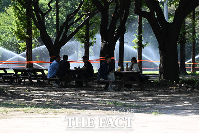 그늘 찾아 더위 식히는 시민들.
