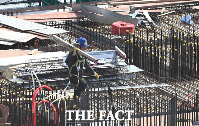 통계청이 22일 발표한 2024년 건설업 조사 결과(잠정) 공사실적 부문에 따르면 국내 건설공사액은 316조원으로 전년 대비 0.8%(3조원) 줄었다. /박헌우 기자