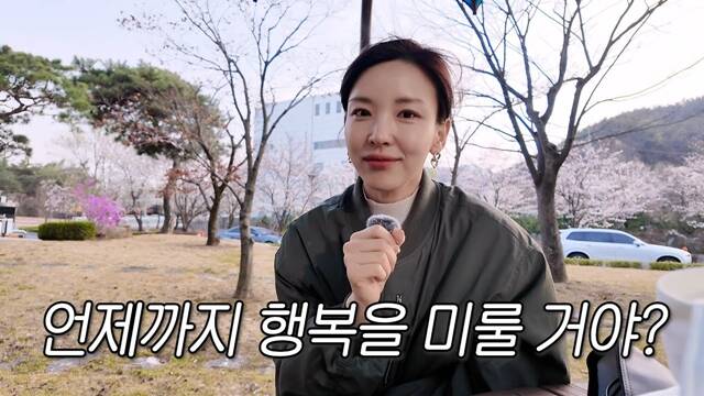 유튜버 가전주부 역시 본캐 채널에서 가전제품을 꼼꼼하게 리뷰하며 성장했으나, 부캐 채널 서영의 기록(말많은소녀)에서는 라이프스타일 브이로그를 선보이고 있다. /유튜브 채널 서영의 기록(말많은소녀) 영상 캡쳐