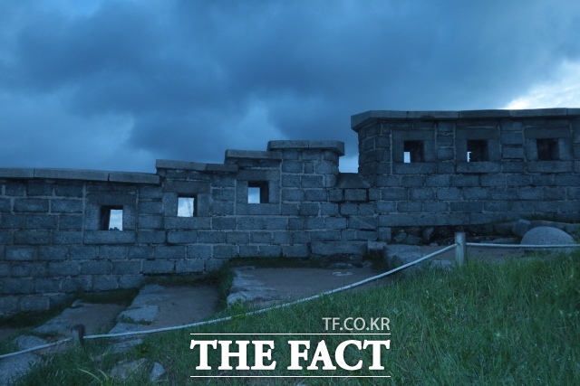 금방이라도 루미와 진우가 나와 대화를 할 듯한 느낌을 풍기는 낙산공원 성곽길. /낙산공원=이상빈 기자