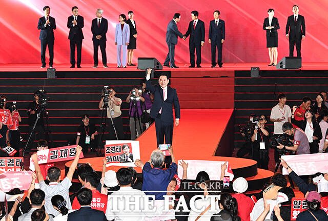 당원들에게 인사하는 장동혁 국민의힘 당대표 후보자.