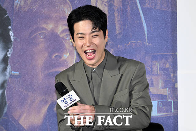 1인 2역에 도전한 박정민은 아들이 아버지의 젊은 시절을 파헤쳐나가는데 있어서 그 인물을 아들이 연기한 배우가 한다면 보시는 관객들에게 이상한 감정을 전달할 수 있을 것 같았다. 저도 한 번도 해보지 않았던 부분이라서 재밌을 것 같았다고 소감을 전했다. /서예원 기자