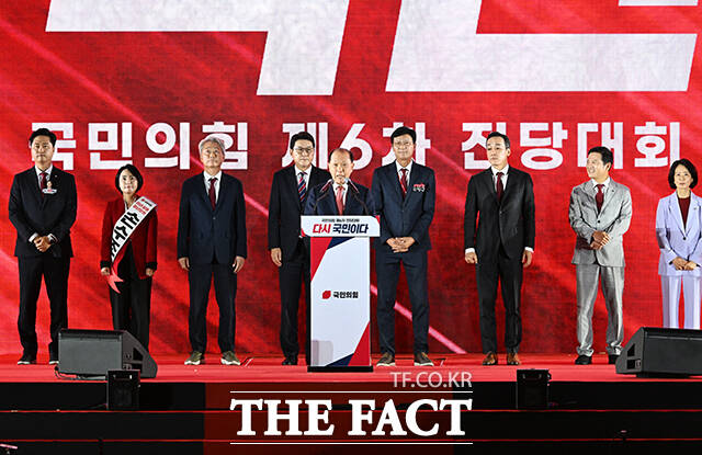 최고위원 당선자 발표하는 황우여 국민의힘 선관위원장(가운데).