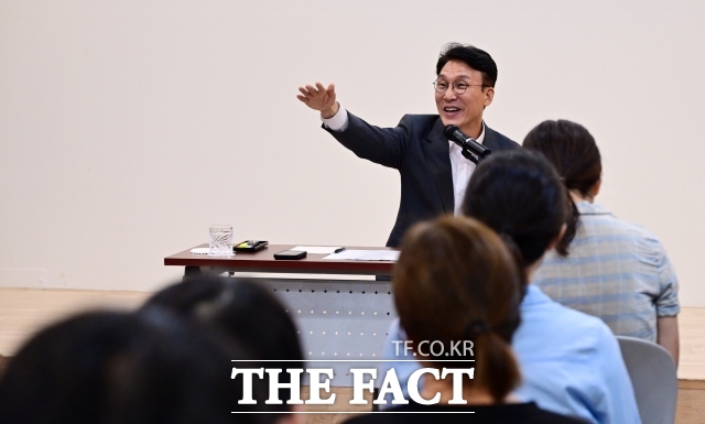 김민석 국무총리는 지난 19일 오전 정부서울청사 별관에서 취임 후 첫 기자간담회를 가졌다. 김 총리는 다소 긴장한 모습을 보이면서도 대부분의 질문에 충실히 답했다. /임영무 기자