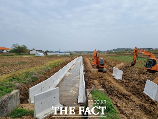 서천군이 가뭄에 대응하기 위해 농업용 수로를 정비하는 등 농업용수 확보 여건을 개선하고 있다. /서천군