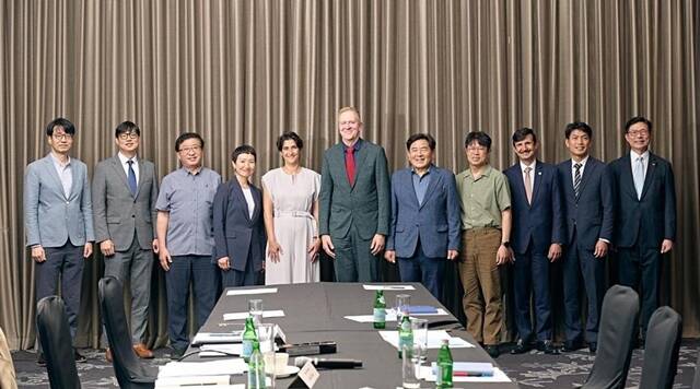 임찬양 노을 대표(왼쪽에서 첫 번째), 김한이 라이트재단 대표(왼쪽에서 네 번째), 트레버 문델 게이츠재단 회장(가운데)이 지난 20일 서울 여의도 콘래드호텔에서 열린 간담회에서 기념사진을 촬영하고 있다. /라이트재단