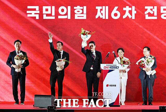 우재준 국민의힘 청년최고위원과 김민수·신동욱·양향자·김재원 최고위원(왼쪽부터)이 22일 오후 충북 청주시 오스코에서 열린 국민의힘 제6차 전당대회에 참석해 당원들에게 인사를 하고 있다. /청주=배정한 기자
