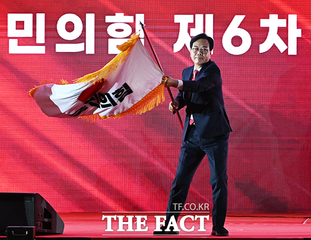 송언석 국민의힘 비상대책위원장 겸 원내대표가 22일 오후 충북 청주시 오스코에서 열린 국민의힘 제6차 전당대회에 참석해 당기를 흔들고 있다. /청주=배정한 기자