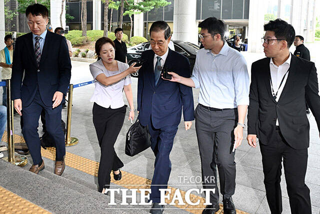 한덕수 전 국무총리가 22일 오전 서울 서초구 서울고등검찰청 청사에 마련된 내란 특검 사무실에 피의자 신분으로 출석하고 있다./남용희 기자