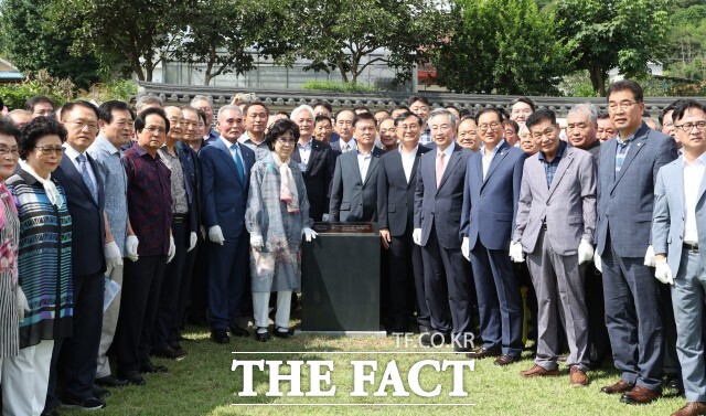 증산 강일순 선생 탄생지가 전북도 종교문화유산 제1호로 지정돼 21일 대진대학교 대순사상학술원 주최로 제막식이 열리고 있다. /정읍시