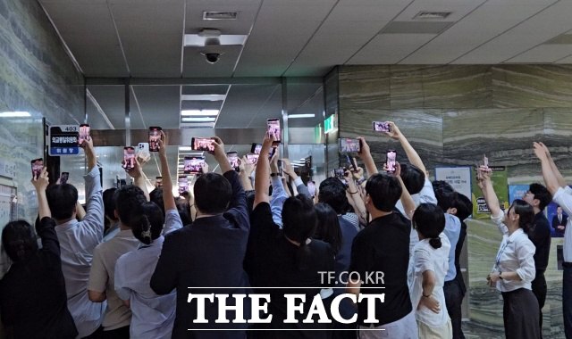 지난 21일 빌 게이츠 게이츠 재단 이사장을 보기 위해 국회 외교통일위원회 회의실 앞에 취재진과 당직자들이 몰려있다. /서다빈 기자