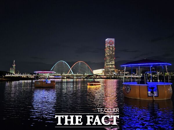 대전시설관리공단은 오는 9월 2일부터 10월 31일까지 갑천수상스포츠체험장에서 야간운영을 시행한다. 사진은 야간 운영 진행 모습./대전시설관리공단