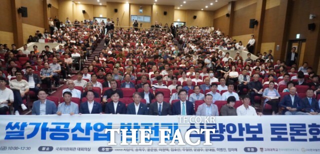 윤준병 의원이 22일 국회의원회관 대회의실에서 ‘위기의 식량, 지속가능한 산업을 위한 해법 찾기’를 주제로 한 쌀가공산업 발전과 식량안보 토론회를 개최했다. / 윤준병 의원실