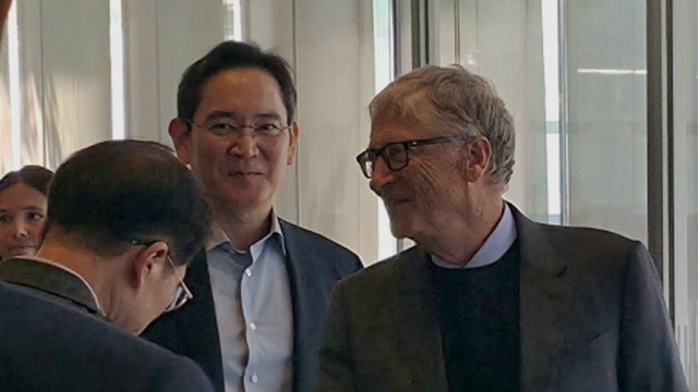 이재용 삼성전자 회장과 빌 게이츠 게이츠재단 이사장이 22일 만나 서울 서초구 삼성전자 서초사옥 내부로 이동하고 있다. /삼성전자