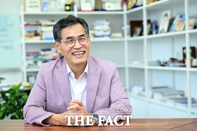 이기재 양천구청장이 21일 오후 서울 양천구 양천구청에서 <더팩트>와 인터뷰를 하고 있다. /남윤호 기자