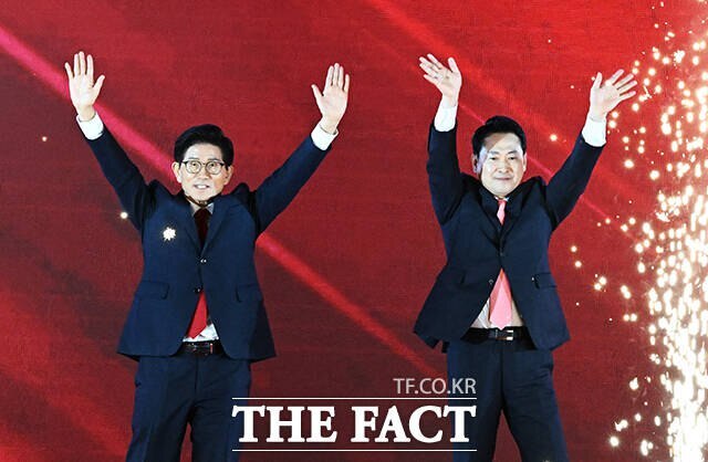 김문수·장동혁 국민의힘 당 대표 후보가 22일 오후 충북 청주시 오스코에서 열린 국민의힘 제6차 전당대회에 참석해 결선 진출을 확정 지은 뒤 당원들에게 인사를 하고 있다. /청주=배정한 기자