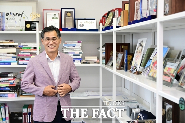 이기재 양천구청장이 21일 오후 서울 양천구 양천구청에서 <더팩트>와 인터뷰를 위해 사진촬영을 하고 있다. /남윤호 기자