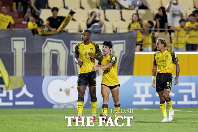 고공 폭격으로 위기 탈출을 견인하고 있는 전남의 호난./K리그